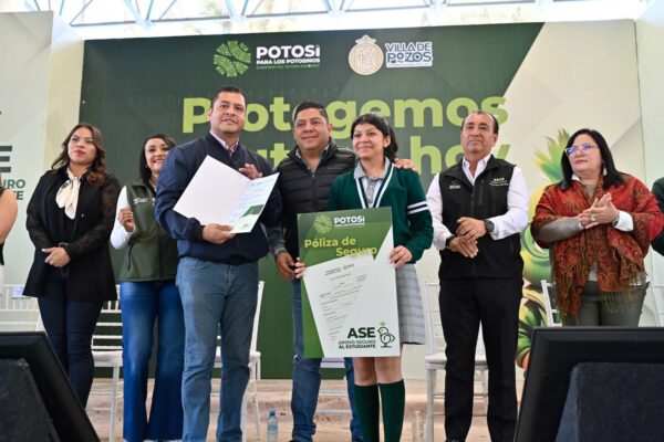 RECONOCEN A RICARDO GALLARDO POR SEGURO PARA ESTUDIANTES